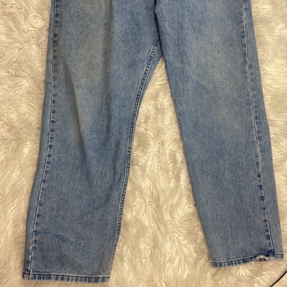Wrangler’s Men’s Light Wash 100% Cotton Denim Jeans with Slight Distressing - Picture 9 of 9
